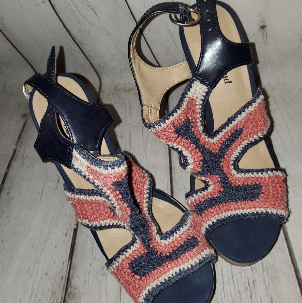 Lucky Brand Crochet Wedges Size 6